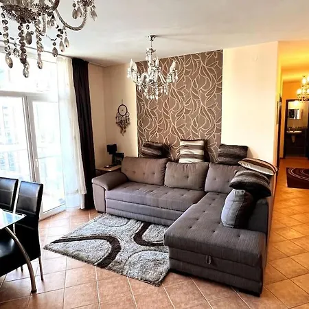 Spacious Sunny 2 Bedroom Fits 6 * サニービーチ