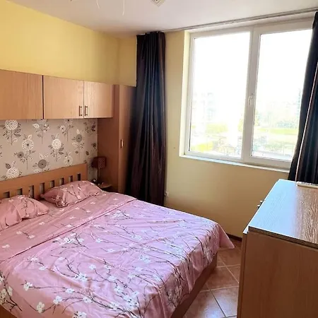 Spacious Sunny 2 Bedroom Fits 6 Апартамент