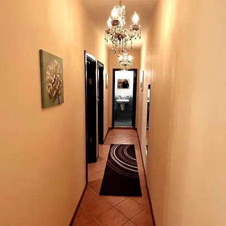 Spacious Sunny 2 Bedroom Fits 6 Apartment *
